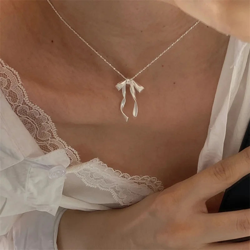 Elegant Scrub Bow Pendant Necklace