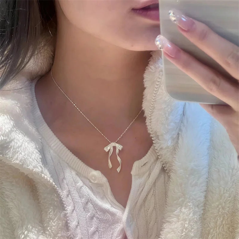 Elegant Scrub Bow Pendant Necklace